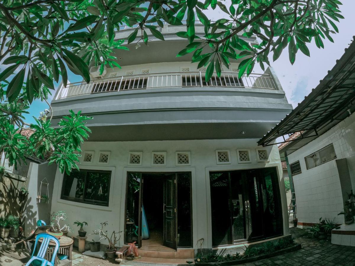 Mama Mega Homestay Pesanggaran Ngoại thất bức ảnh