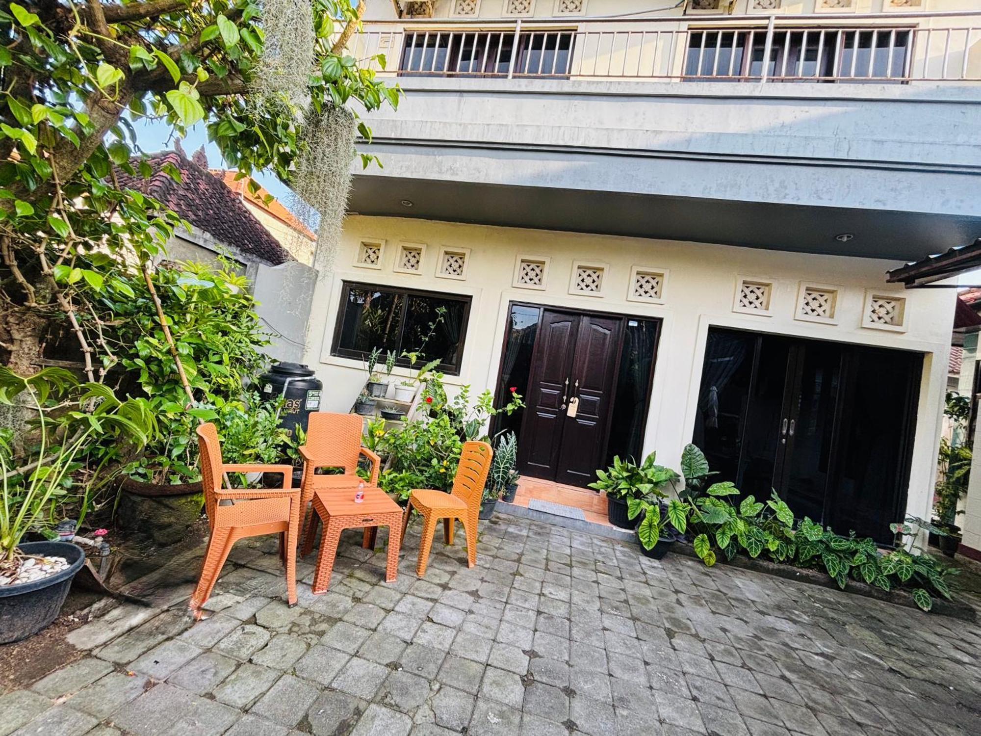 Mama Mega Homestay Pesanggaran Ngoại thất bức ảnh