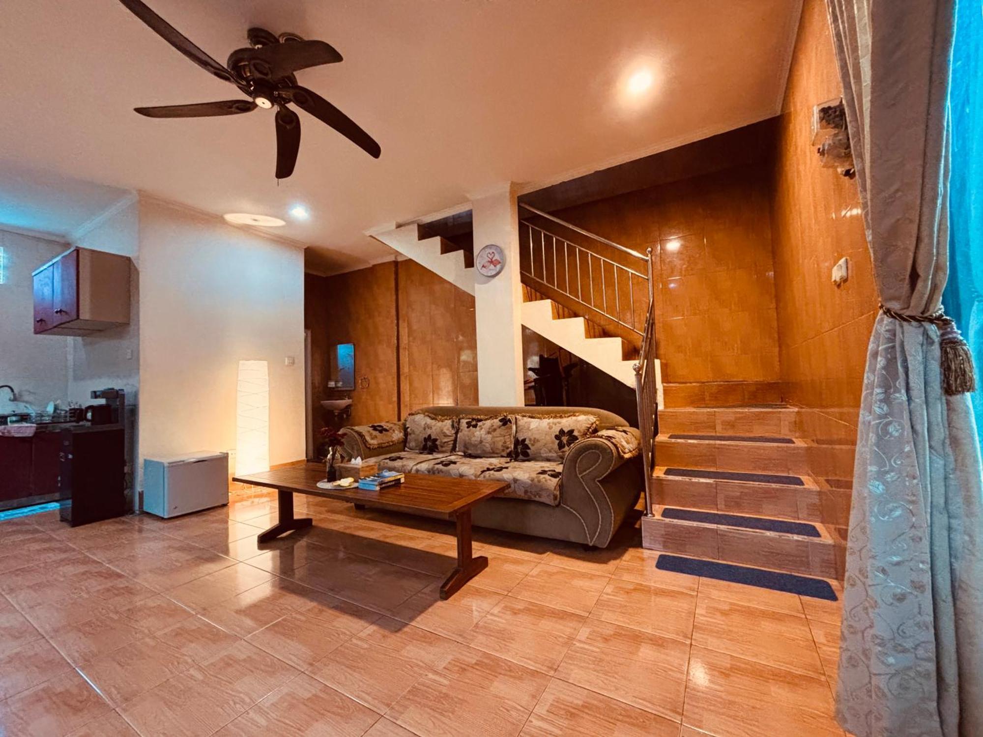 Mama Mega Homestay Pesanggaran Ngoại thất bức ảnh