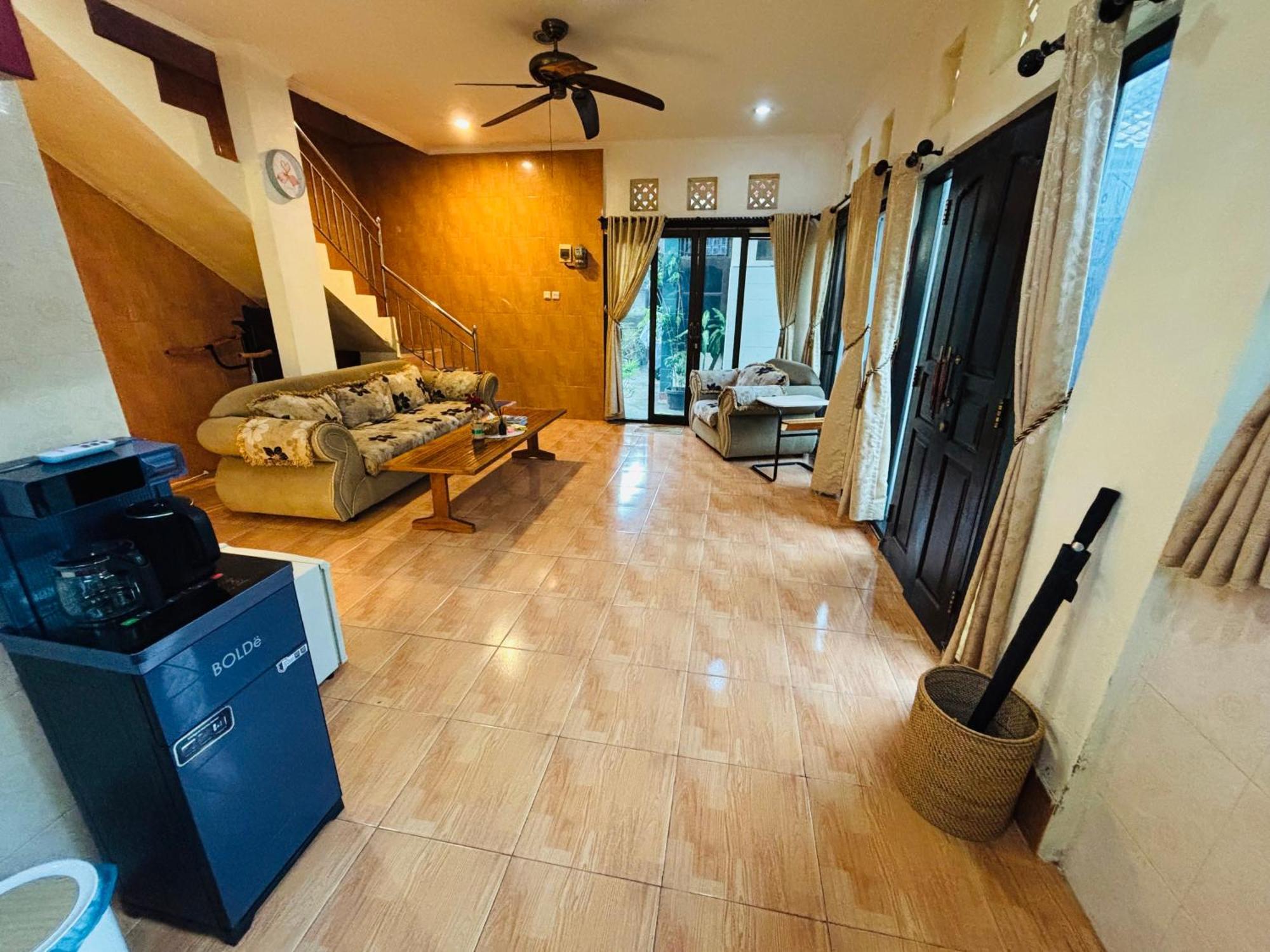 Mama Mega Homestay Pesanggaran Ngoại thất bức ảnh