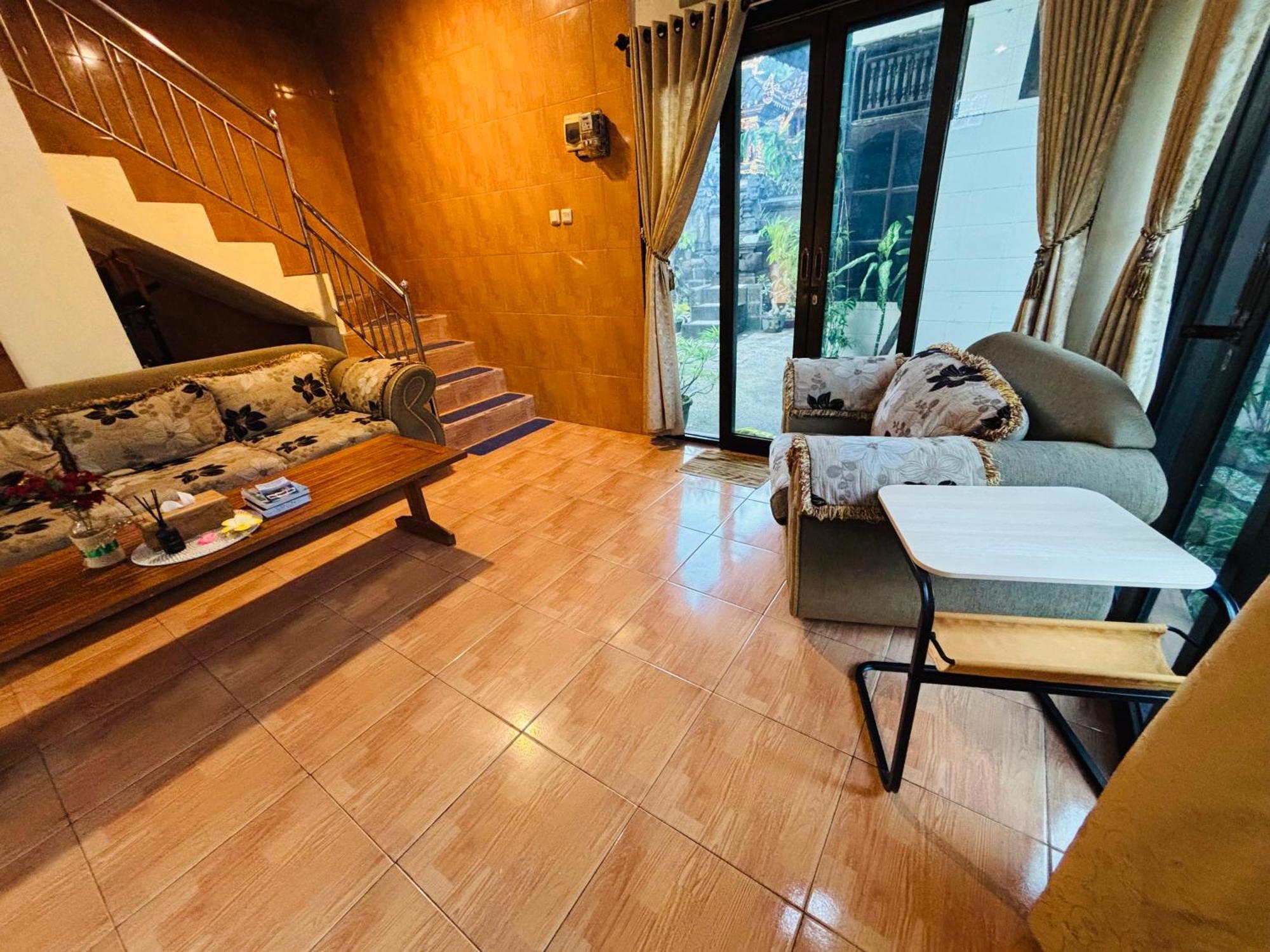 Mama Mega Homestay Pesanggaran Ngoại thất bức ảnh