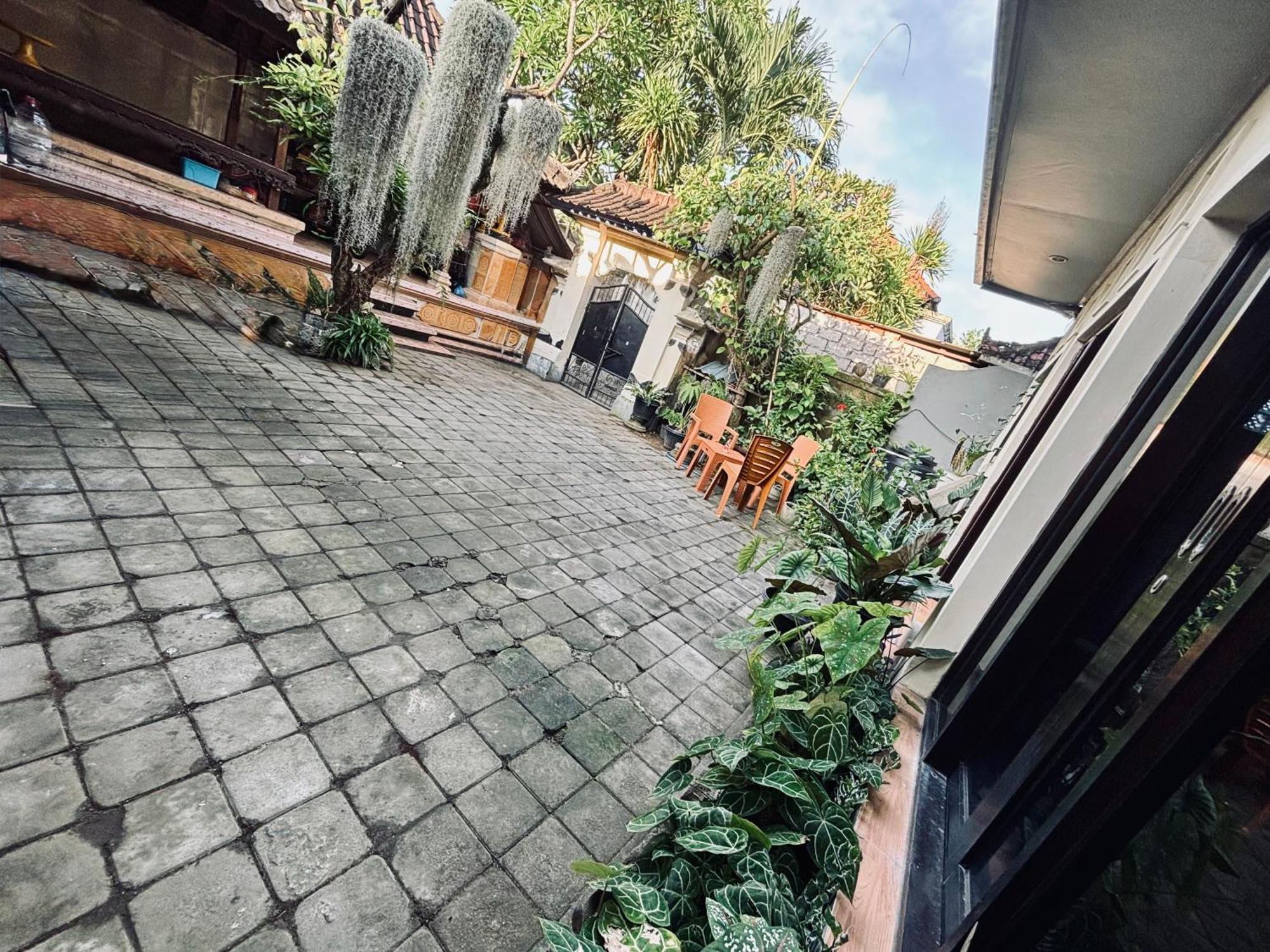 Mama Mega Homestay Pesanggaran Ngoại thất bức ảnh
